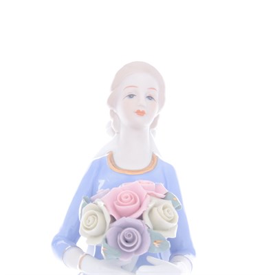 Статуэтка Royal Classics Девушка с цветами 30 см - фото 56248