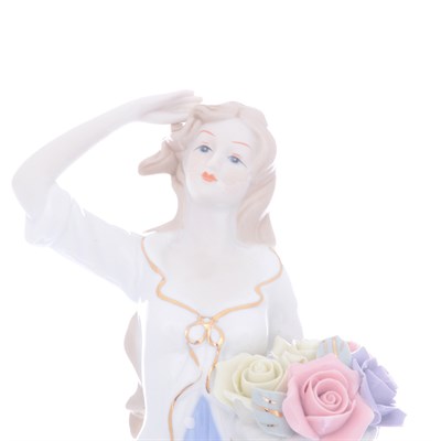 Статуэтка Royal Classics Девушка с цветами 30 см - фото 56252