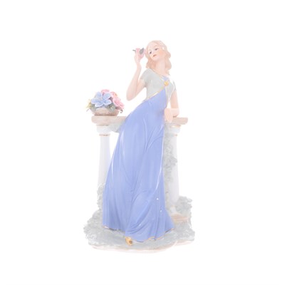 Статуэтка Royal Classics Девушка в саду 35 см - фото 56425