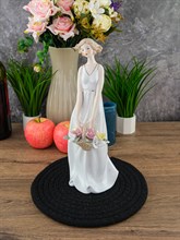 Статуэтка Royal Classics Девушка с цветами 30 см