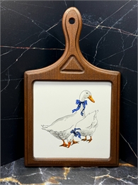 Декоративная доска Гуси (Гусь в наклоне + гусь стоит), рисунок в квадрате, квадратная с ручкой, 29х18 см 001003