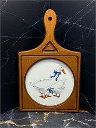 Декоративная доска Гуси (Гусь в наклоне + гусь стоит), рисунок в кругу, квадратная с ручкой, 29х18 см 000967